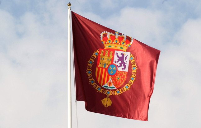 detalle-bandera-con-nuevo-escudo-armas-felipe-que-ondea-palacio-zarzuela-1403177494800.jpg