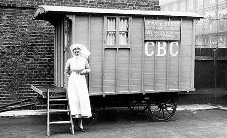 Control de natalitat. Clínica ambulant de la pionera escocesa de la contracepció Marie Stopes, el 1920.