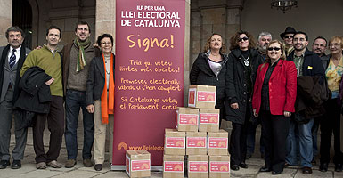 Miembros de Ciutadans pel Canvi entregan al Parlament las firmas de la ILP para una ley electoral, el 20 de enero del 2010. DANNY CAMINAL