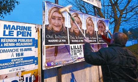 La sorpresa 8 Cartells de Marine Le Pen, en un barri residencial de París.