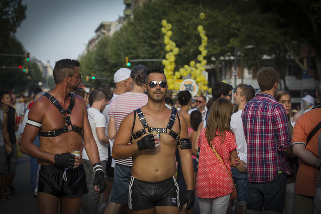 dos-participantes-ataviados-especialmente-para-celebracion-del-dia-del-orgullo-gay-barcelona-1403982551120.jpg