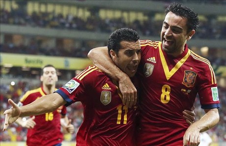 Xavi felicita a Pedro por un gol en la pasada Copa Confederaciones.