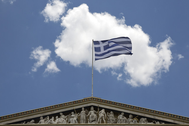 La bandera grega oneja a l'Acadèmia d'Atenes.