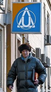 Un ruso pasa frente a una oficina de una banco chipriota en Mosc.