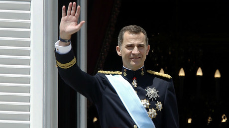 El rey Felipe VI saluda desde el balcn del Palacio Real de Madrid, este jueves.