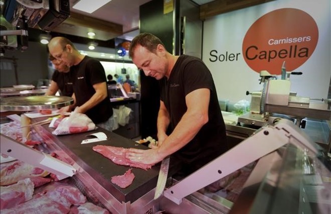 Juan Antonio Ortiz filetea un pedazo de carne en su parada del mercado de Provençals. 