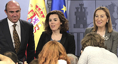 Luis De Guindos, Soraya Sáenz de Santamaría y Ana Pastor, al finalizar la rueda de prensa tras el Consejo de Ministros. EFE