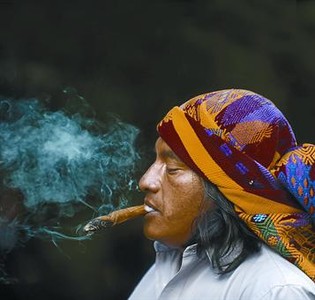 Un chamán maya, durante un ritual en Quirigua (Guatemala), el pasado 21 de noviembre.