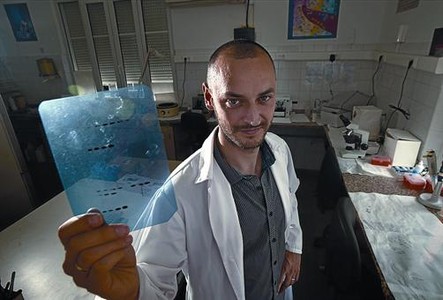El investigador Mario Cordero, en el laboratorio donde desarrolla su investigación sobre la fibromialgia.