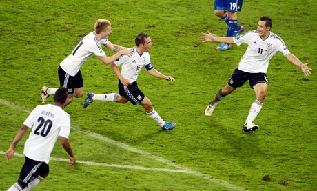 Philipp Lahm celebra amb els seus companys l'1-0 d'Alemanya.