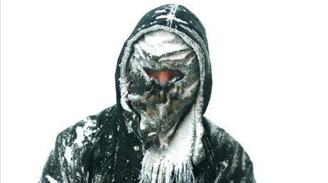 Un hombre cubierto de nieve en Muskegon, Michigan.