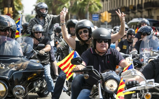 Desfilada de motos Harley-Davidson pel centre de Barcelona amb exhibició de banderes, moltes d'elles estelades.