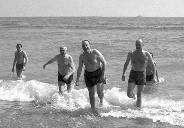 Fraga, segon per la dreta, es banya a la platja de Palomares, el 8 de març de 1966.  EFE