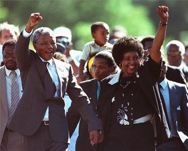Nelson Mandela saluda a la multitud junto a su entonces esposa, Winnie, al salir de la cárcel, en febrero de 1990.