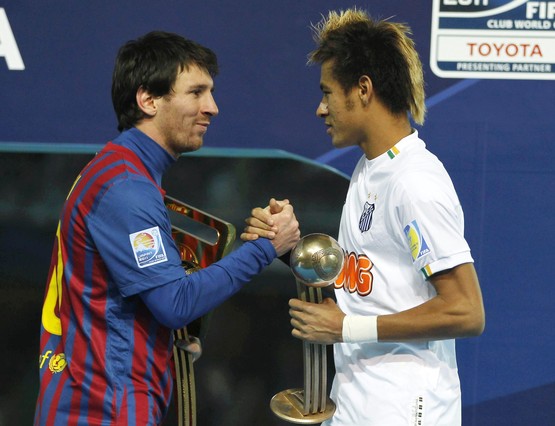 Messi saluda a Neymar tras la victoria del Barça en Yokohama. YURIKO NAKAO | REUTERS