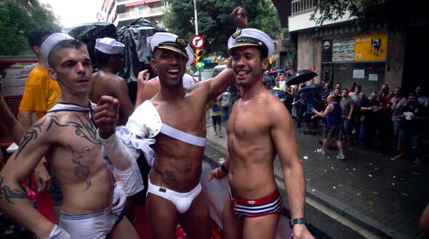 desfile-gay-barcelona-bajo-lluvia-1341171309780.jpg