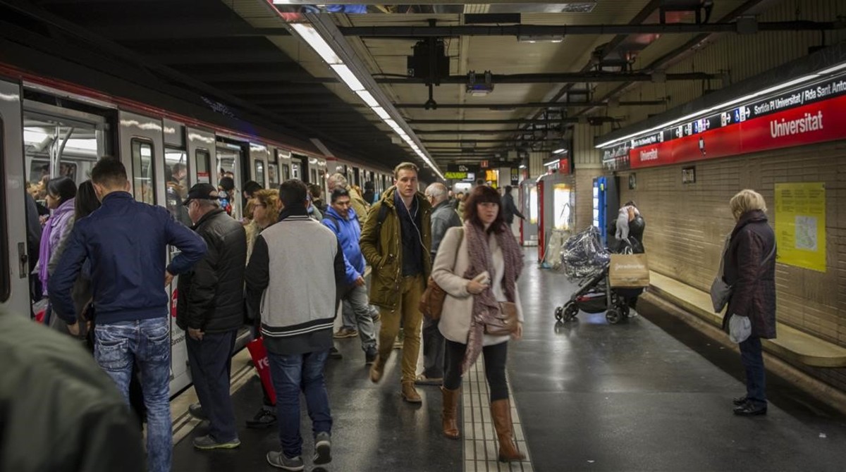 El 40% de las personas que se cuelan en el metro de Barcelona usan tarjetas falsas