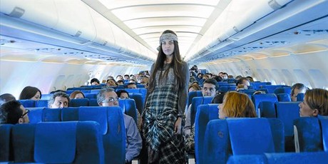 Una modelo vestida de Ian Mosh, ayer, en el pasillo del avión con destino a Barcelona del vuelo JK-426 de Spanair.
