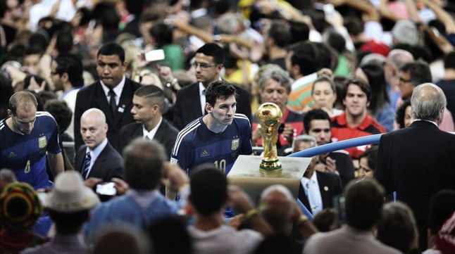 Messi mira a la Copa del Mundo tras la derrota en Maracaná. Fotografía ganadora del World Press Photo de Deportes 2015.