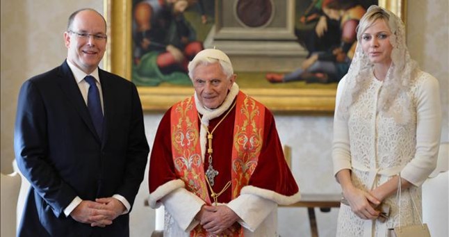 Alberto de Mónaco y su mujer, Charlene, en una audiencia con Benedicto XVI, el pasado 12 de enero. AP / VINCENZO PINTO