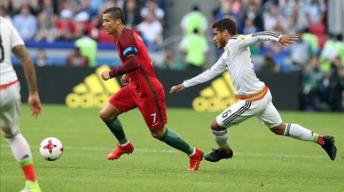 Ronaldo se va de Jonathan Dos Santos en el primer tiempo del Portugal-México.