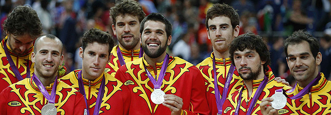 Los jugadores de la seleccin espaola de baloncesto, con las medallas de plata. EFE