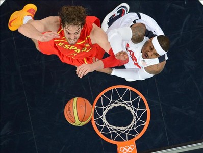 Pau Gasol y Carmelo Anthony, durante la final de baloncesto de los Juegos de Londres entre Espaa y EEUU.