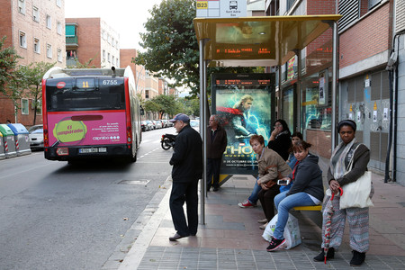 Parada de autobuses en la calle de Sant Adrià, en el centro de Bon Pastor, ayer.