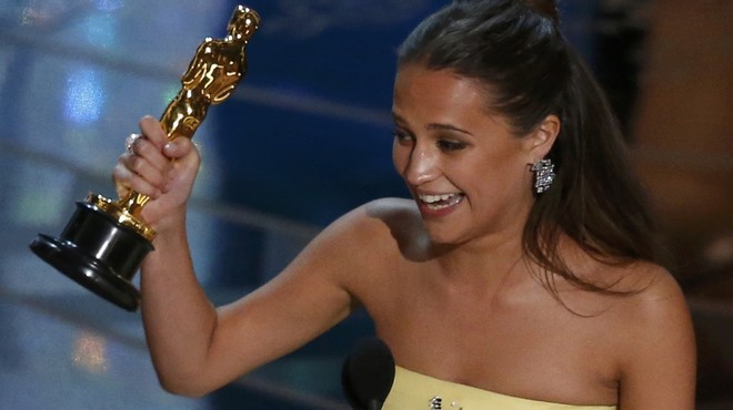 Alicia Vikander recoge su Oscar como mejor actriz de reparto por 'La chica danesa'.
