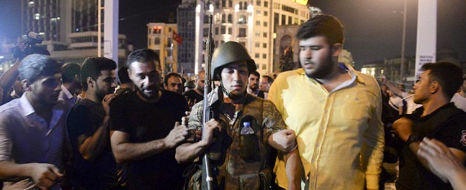 Un soldado turco es detenido por un grupo de ciudadanos en Estambul, el viernes por la noche