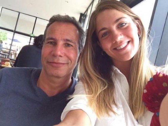 Nisman con una modelo durante un viaje.