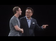 Marck Zuckerberg, de Facebook, saluda al responsable de la divisin de mviles de Samsung, DJ Koh, en Bacelona.