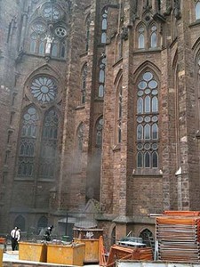 Humo saliendo del exterior de la Sagrada Família, en una imagen tomada por un visitante y enviada por Twitter.