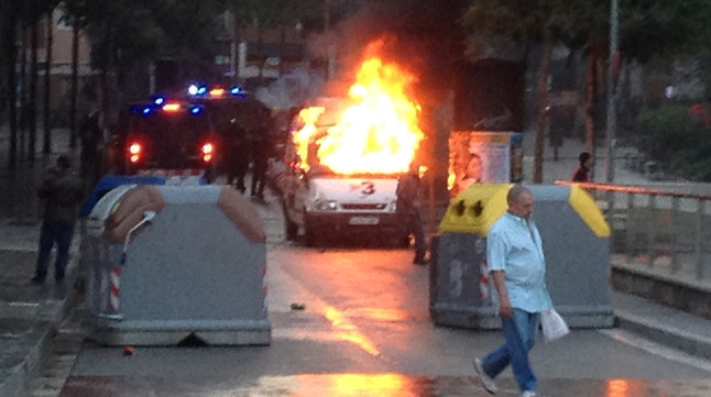 La furgoneta de TV-3, en llamas.