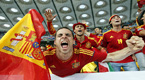 Aficionados espaoles animan a su seleccin antes del comienzo de la final de la Eurocopa 2012, en Kiev.