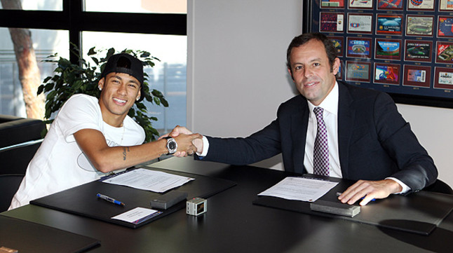 Neymar y Rosell, tras la firma del contrato del delantero brasileño con el Barça.