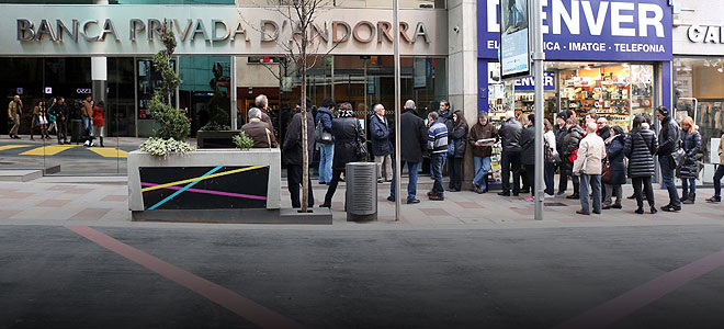 Cola de clientes ante una oficina de la Banca Privada d'Andorra, este lunes.