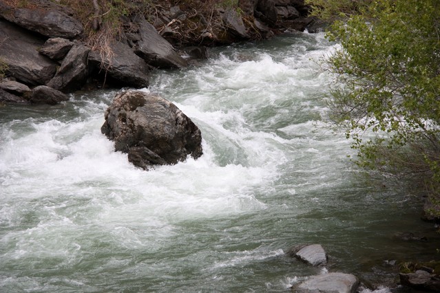 Resultado de imagen de roca en el rio