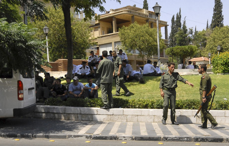 Policías y soldados sirios vigilan la Embajada de EEUU en Damasco, el martes. 