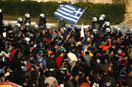 Manifestantes ante el Parlamento griego en Atenas.