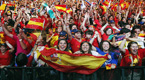 Un grupo de aficionados celebra durante la visualizacin de la final de la Eurocopa, en la zona de fans cerca del Bernabu, en Madrid.
