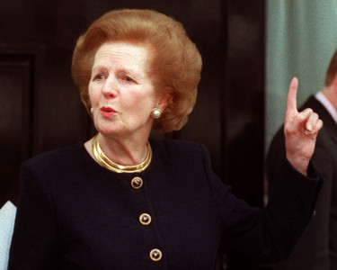 Margaret Thatcher parla amb la premsa a les portes de casa seva, el març del 1997.