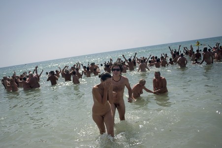 Unos bañistas desnudos en playa Vera durante el récord Guiness