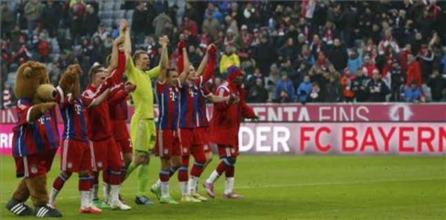 Els jugadors del Bayern celebren la victòria al final del partit