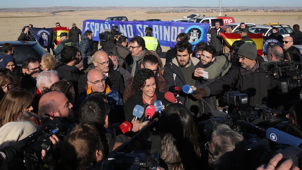 Acto de campaña de ERC frente a la prisión de Extremera con la presencia de unos ultras.
