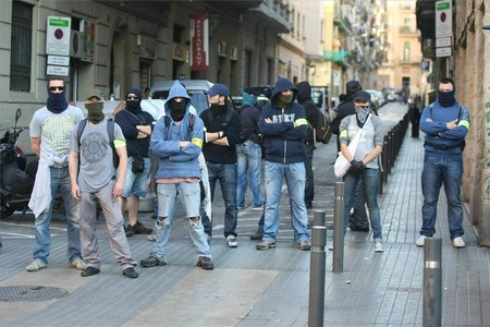Barrera de mossos d'esquadra de paisano durante la manifestación alternativa.