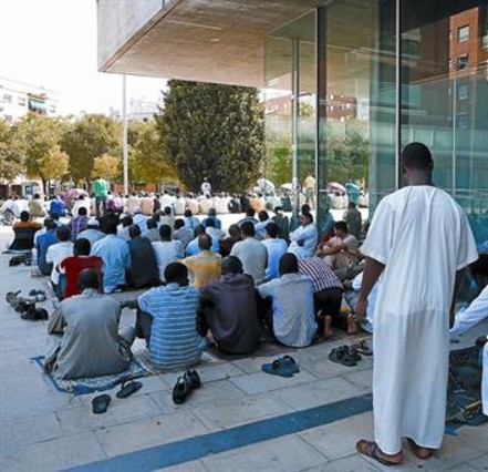 Miembros de la comunidad musulmana de Al Huda rezan ante el Ayuntamiento de Mollet, ayer por la tarde. JOSEP GARCÍA