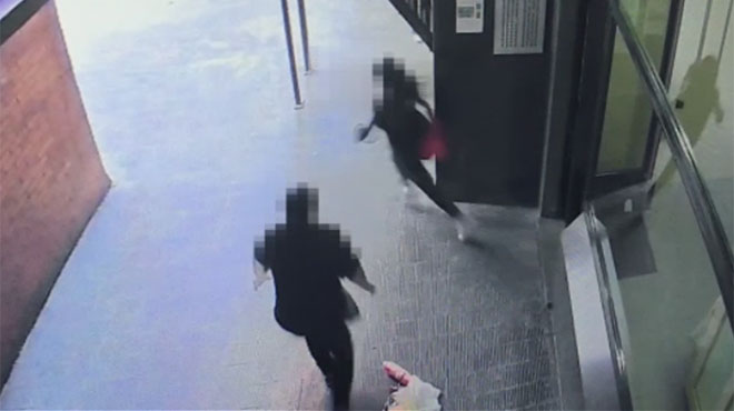 La cámara de seguridad del edificio registró la paliza de una mujer a su hija de 12 años en Barcelona, el 19 de abril.