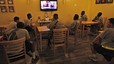 Soldados estadounidenses ven el anuncio del presidente Barack Obama por televisión en la base aérea de Kandahar, al sur de Afganistán.
