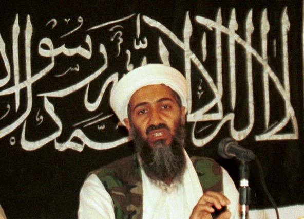 Osamba bin Laden durante una conferencia de prensa en Khost, Afganistán. La imagen salió a la luz el 19 de marzo del 2004.
